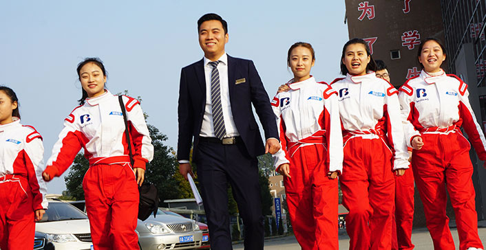 提供学生更宽广的视野、更高端的平台