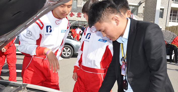 封闭式管理，班主任24h同吃同住